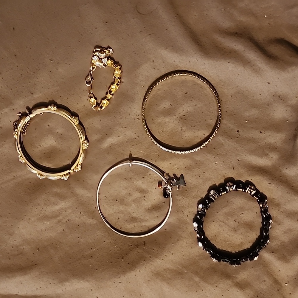 Costume Bracelets (J17)